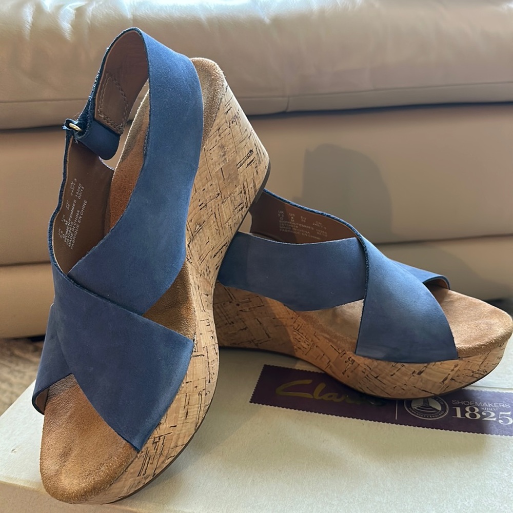 Clarks Caslynn Shae Blue Nubuck Sandals, size 8M